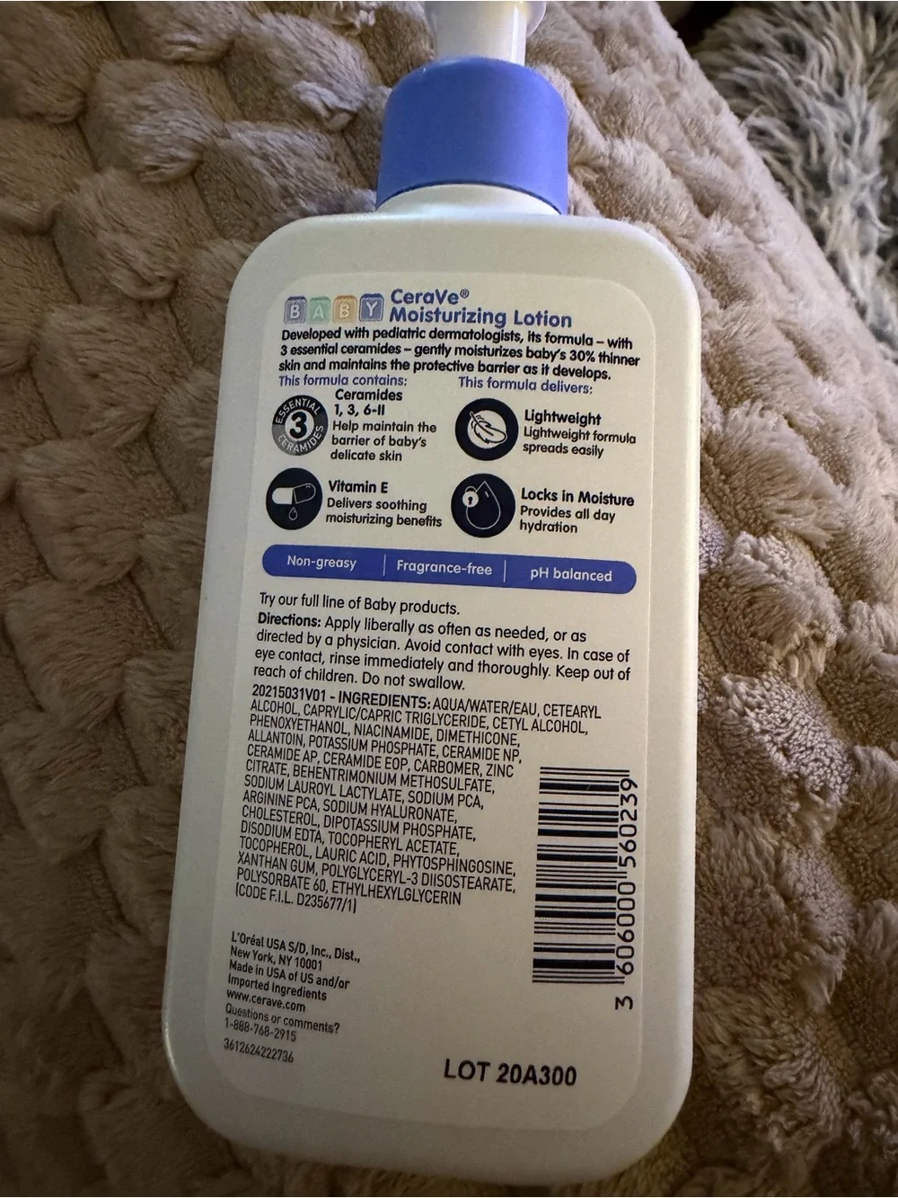 rave White & Blue Moisturizing Lotion Bottle